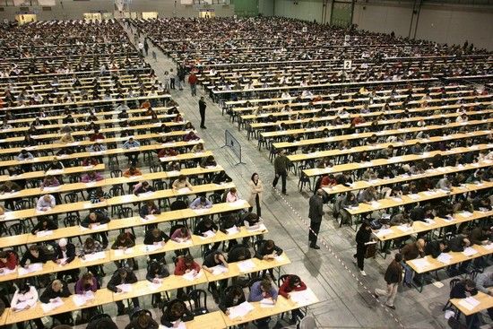 Hacienda apoya a opositores con becas de hasta 7.000 euros anuales para su preparación