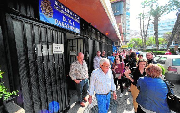 Colas en bancos y oficinas de DNI por el ultimo dia de renovar los documentos