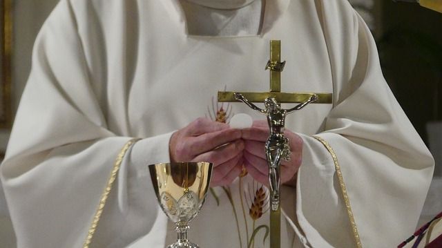 Iglesia, sacerdote