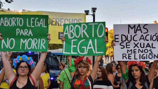 El PP se quema con el aborto: Almeida rectifica y Sánchez quiere blindarlo en la Constitución