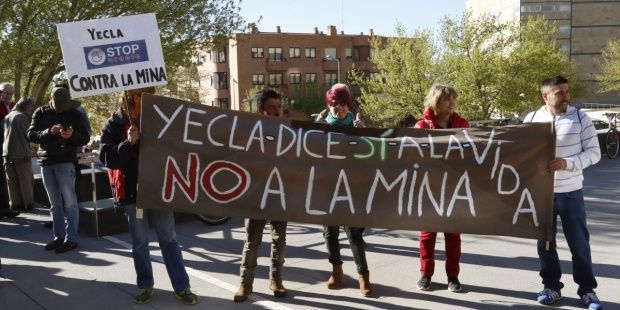 foto movilización contra mina uranio