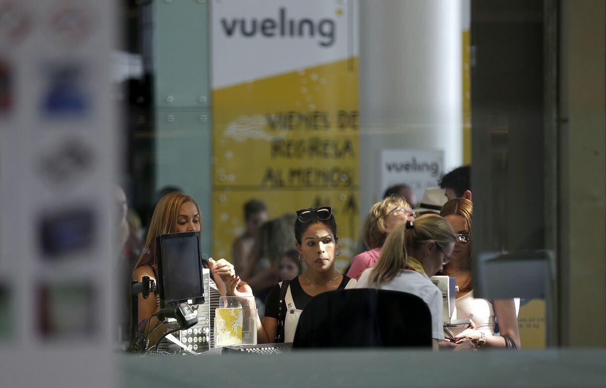 LAS CANCELACIONES Y RETRASOS DE VUELING VUELVEN A PROVOCAR PROBLEMAS EN EL PRAT