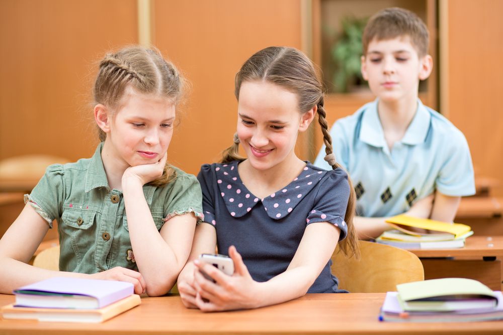 La importancia de vigilar el mov il de tus hijos cuando están en el colegio