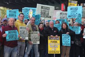 Concentración reclamando justicia por las cláusulas suelo
