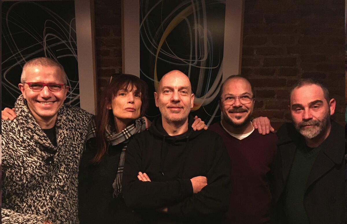 Angie Gray y parte de su banda de artistas