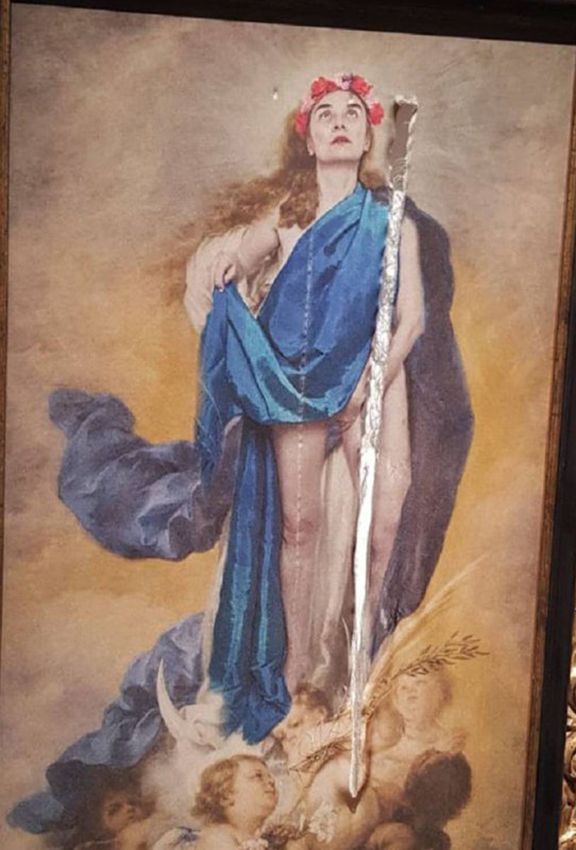 CON FLORES A MARÍA