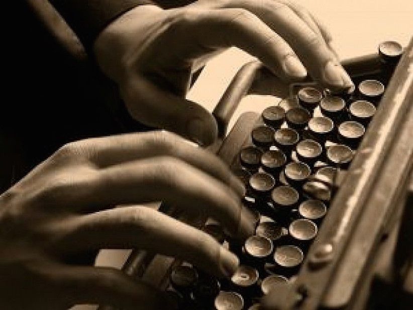 vieja-maquina-de-escribir-y-mecanografo_2966154.jpg