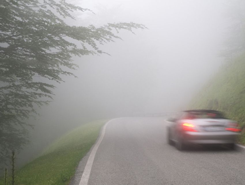 COCHE EN NIEBLA