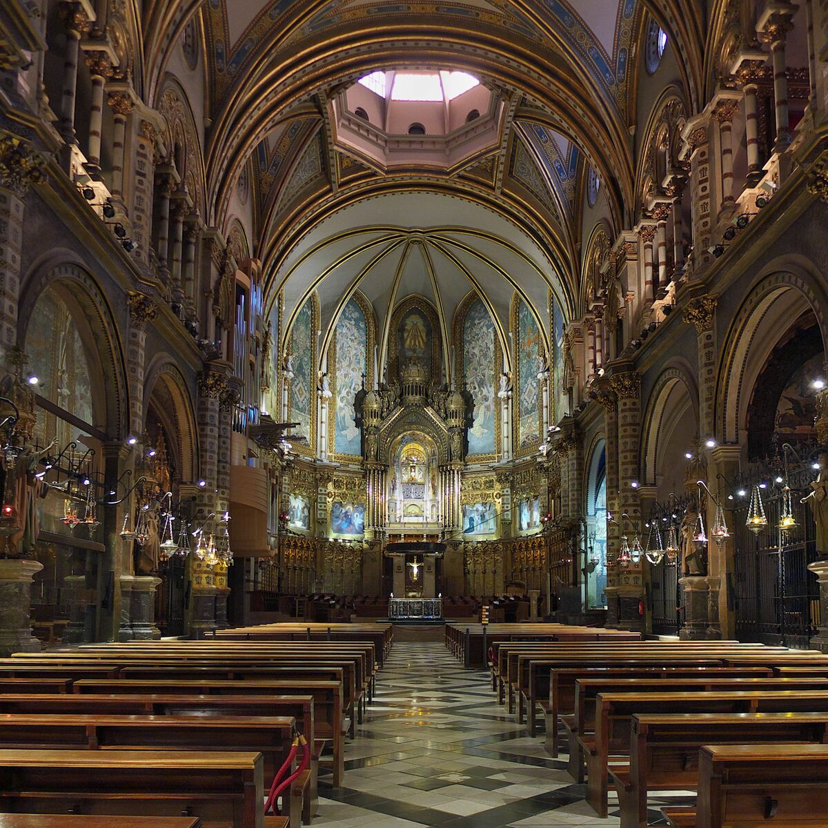 Monasterio_de_Montserrat._Interior_de_la_basílica