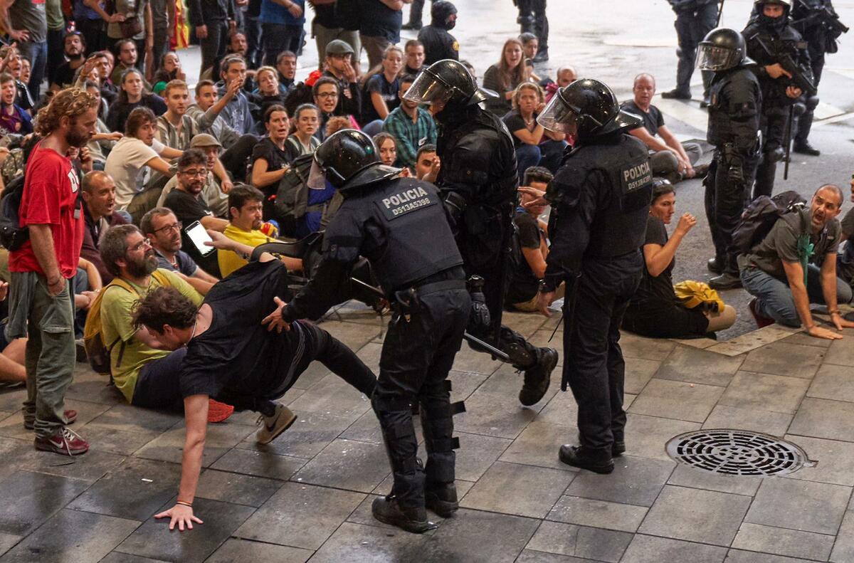 Cargas policiales en el aeropuerto del Prat de Barcelona.