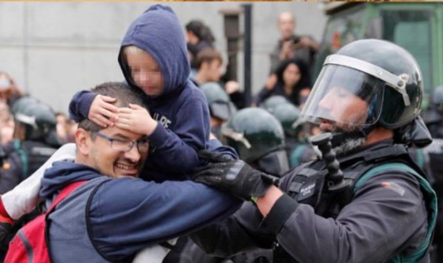 nino_padre_policia_referendum_catalan