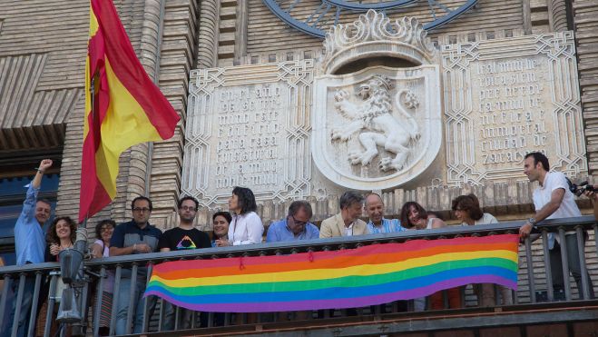 Bandera LGTBI en el Ayuntamiento de Zaragoza Bandera LGTBI en el Ayuntamiento de Zaragoza