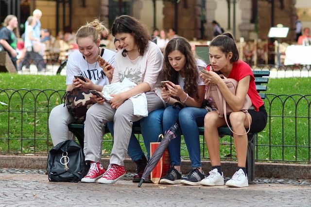 Adolescencia y juventud dominados por las RRSS y la televisión.  móviles