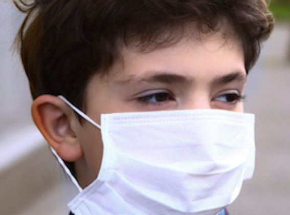 Niño con mascarilla