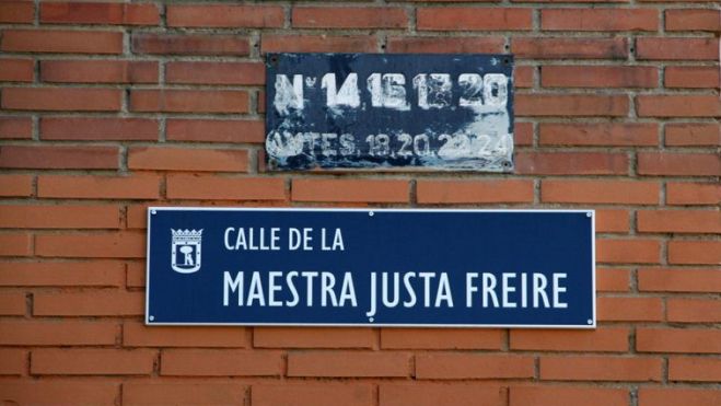 Cientos de personas reclaman la vuelta de la maestra Justa Freire al callejero de Madrid