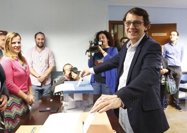 foto Mañueco se vota así mismo en las Primarias