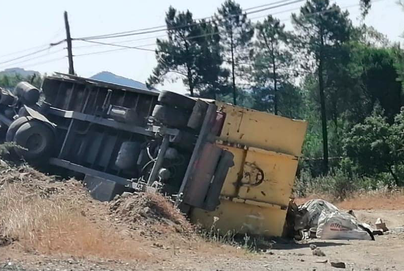 Camión volcado