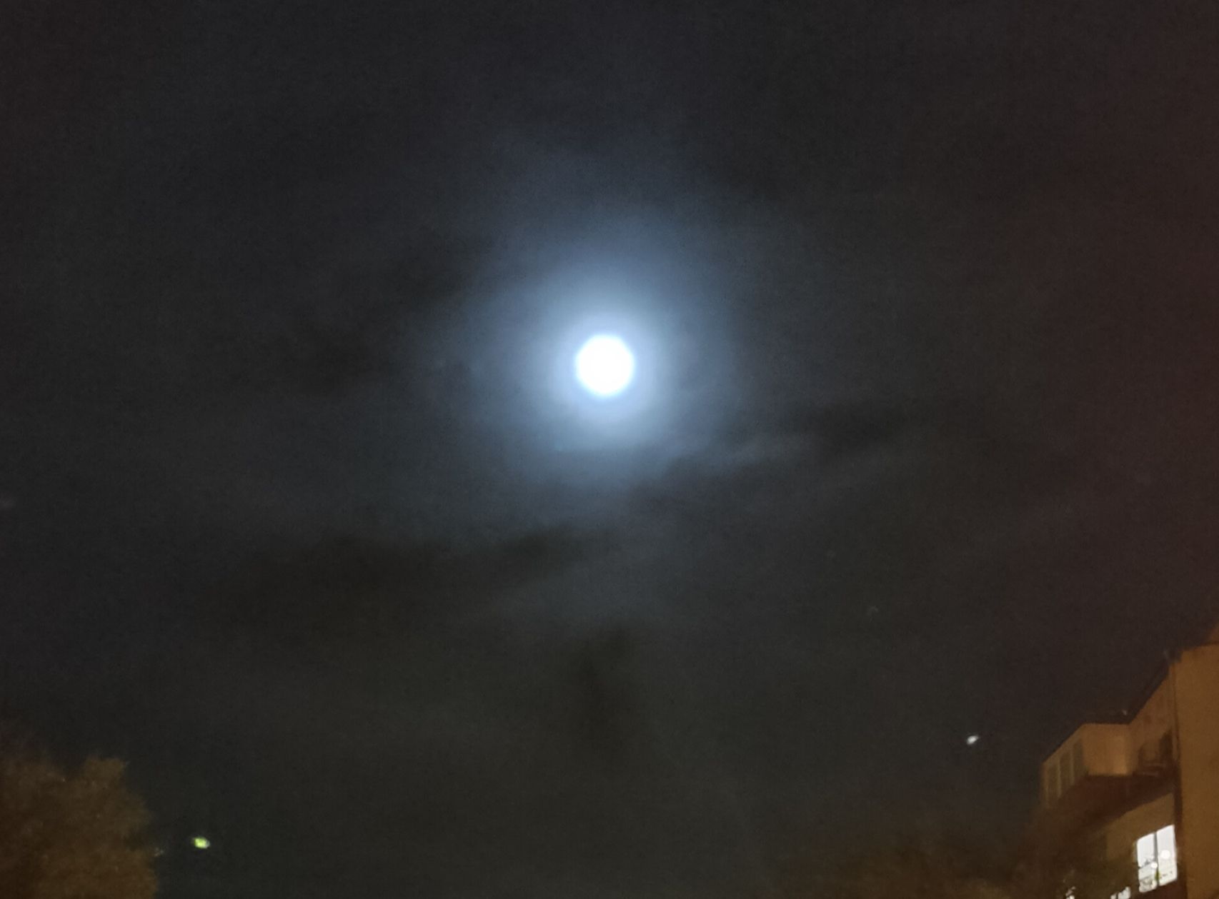 luna azul en Halloween Gonzalo Osés