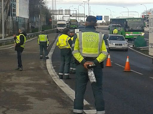 foto agentes controlando salidas Madrid
