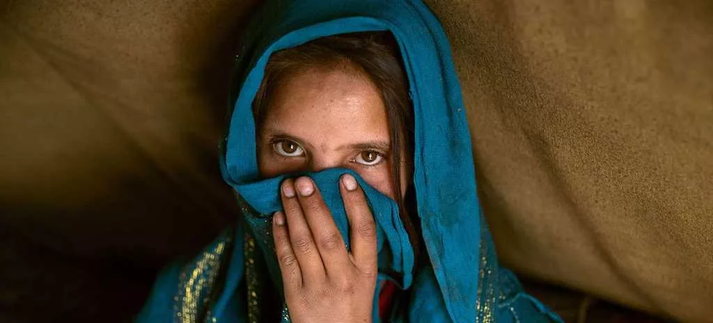  Las mujeres de todo Afganistán se enfrentan ahora a múltiples restricciones. Esta mujer de 24 años perdió a su padre en un terremoto. | Foto: Sayed Habib Bidell