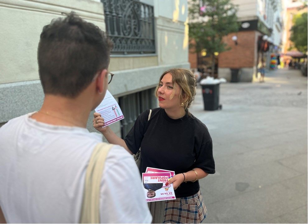 Ines Chevalier ha sido muy crítica con Macron. En la foto, durante un reparto de información electoral