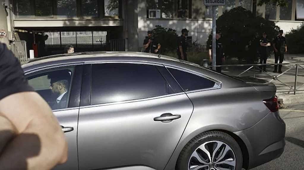 Coche de Moncloa que traslada a Begoña Gómez a presencia del juez Peinado.