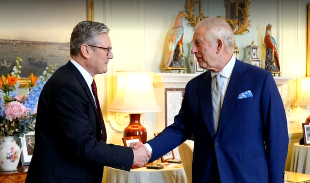Starmer con el rey Carlos III.