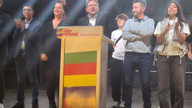 Mélenchon proclama el Triunfo del Nuevo Frente Popular en la primera vuelta de las legislativas francesas. Foto Carlos de Uraba Mélenchon proclama el Triunfo del Nuevo Frente Popular en la primera vuelta de las legislativas francesas. Foto Carlos de Uraba