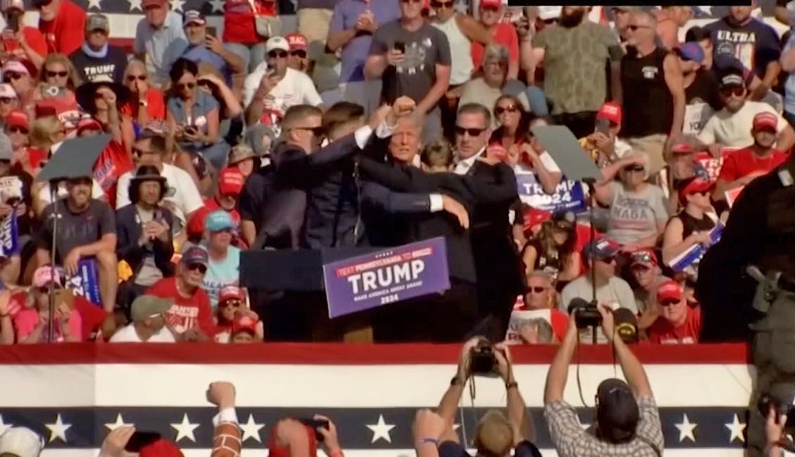 Trump tras el intento de magnicidio sufrido en Pensilvania en la tarde del sábado 