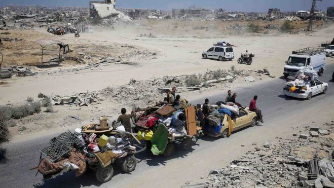 Siguiendo las órdenes de reubicación israelíes, los palestinos cogen todas las pertenencias que pueden para trasladarse a un nuevo lugar. Ningún lugar es seguro en Gaza. | Foto: UNRWA Siguiendo las órdenes de reubicación israelíes, los palestinos cogen todas las pertenencias que pueden para trasladarse a un nuevo lugar. Ningún lugar es seguro en Gaza. | Foto: UNRWA