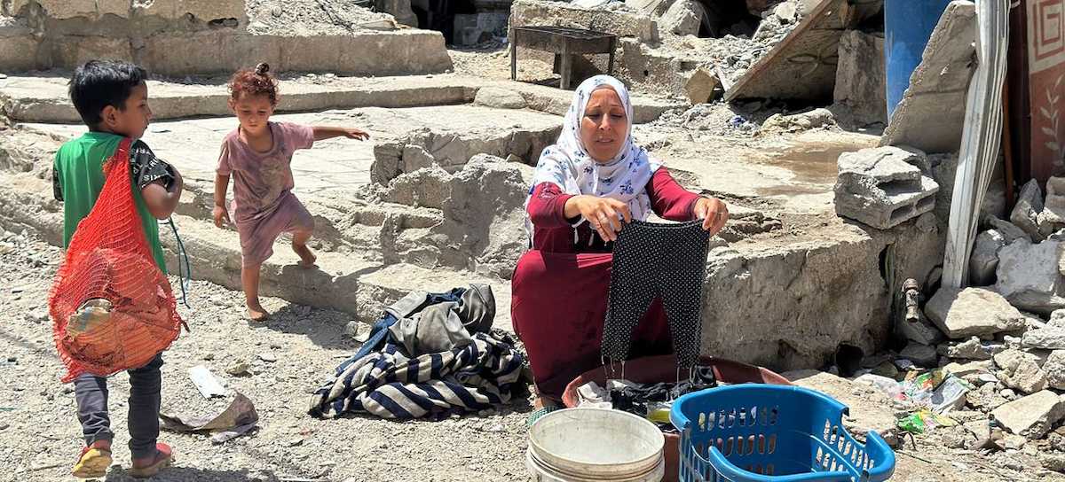 La polio amenaza a la Franja de Gaza por la escasez de agua limpia y alimentos, lo que impulsa el aumento de las enfermedades y disminuye los niveles de inmunidad de la población. | Foto: UNRWA