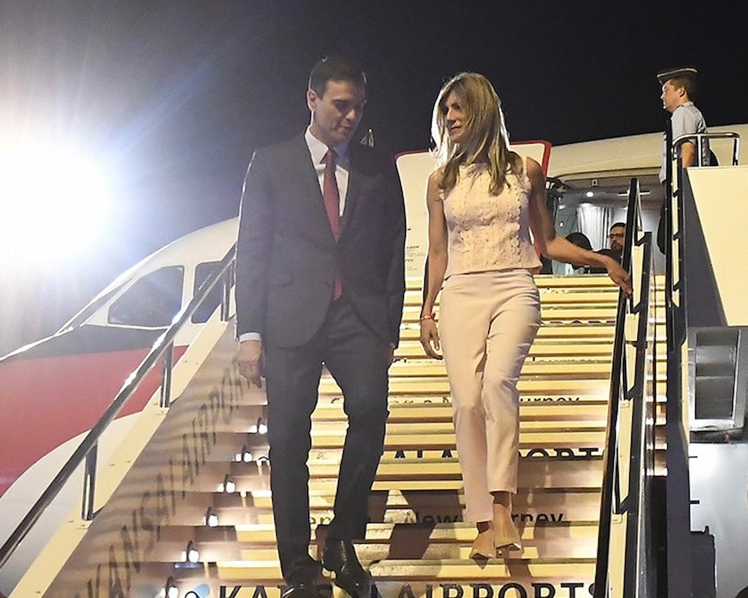Pedro Sánchez y Begoña Gómez bajan del avión en un viaje oficial del presidente.| Foto: Flickr Moncloa