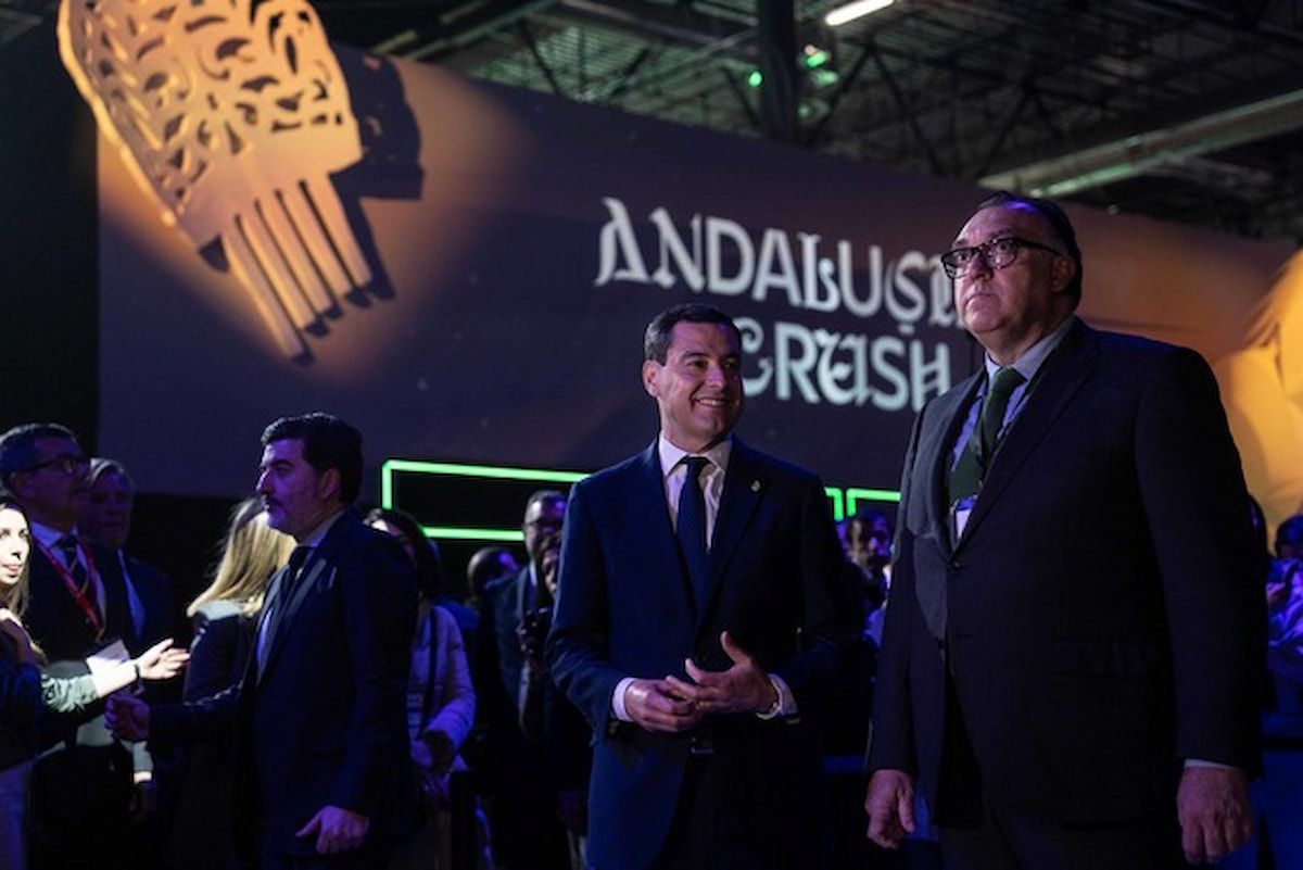 Moreno Bonilla y el consejero de Turismo, Arturo Bernal, durante la presentación de la campaña publicitaria Andalusian Crush el pasado Fitur en Madrid.