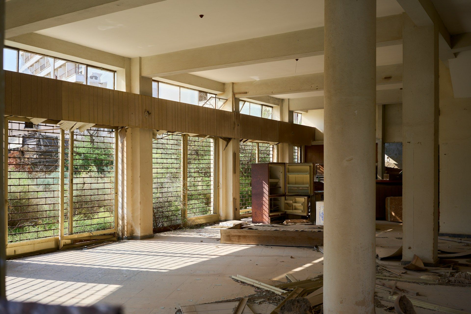 Edificio abandonado en Famagusta, en la zona turca de Chipre, cincuenta años después de la ocupación | Foto: Steffen Lemmerzahl / Unsplash
