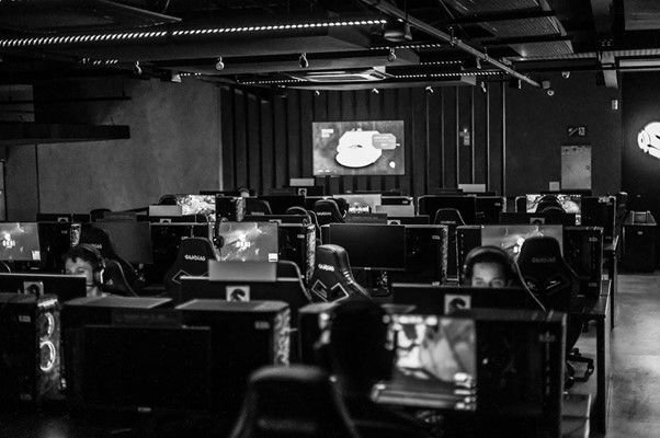El crecimiento de los eSports cómo el juego competitivo se ha convertido en un fenómeno global