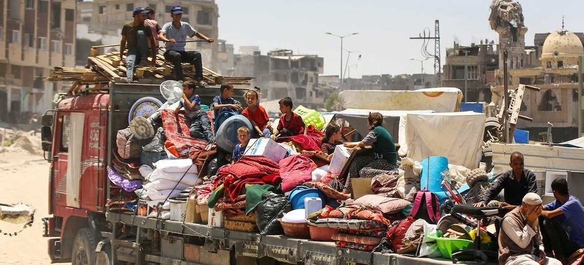 Las familias de Gaza siguen viéndose obligadas a buscar lugares más seguros donde refugiarse mientras medio millón de gazatíes no tienen qué comer. | Foto: UNRWA