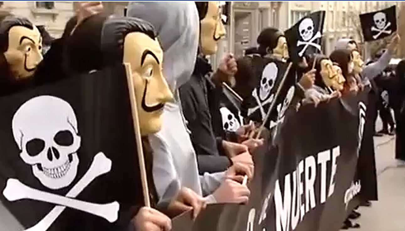 Una manifestación ultra frente al Congreso de los Diputados contra el derecho a morir dignamente.