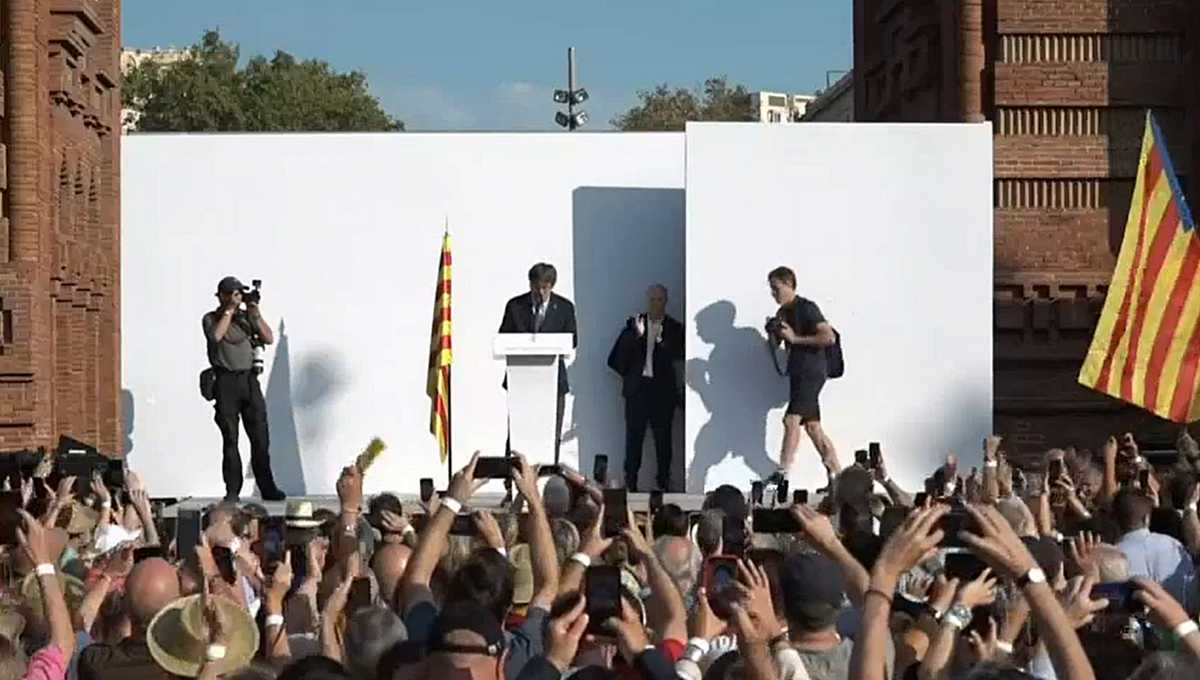 Barcelona fue solo un escenario: Puigdemont huye de nuevo al extranjero