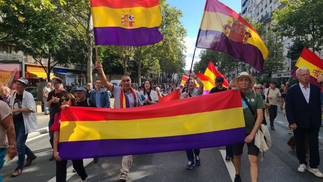 Marcha de republicanos españoles antifascistas, comunistas y anarquistas en los 80 años de la Liberación de Paris. Foto de Carlos de Urabá Marcha de republicanos españoles antifascistas, comunistas y anarquistas en los 80 años de la Liberación de Paris. Foto de Carlos de Urabá