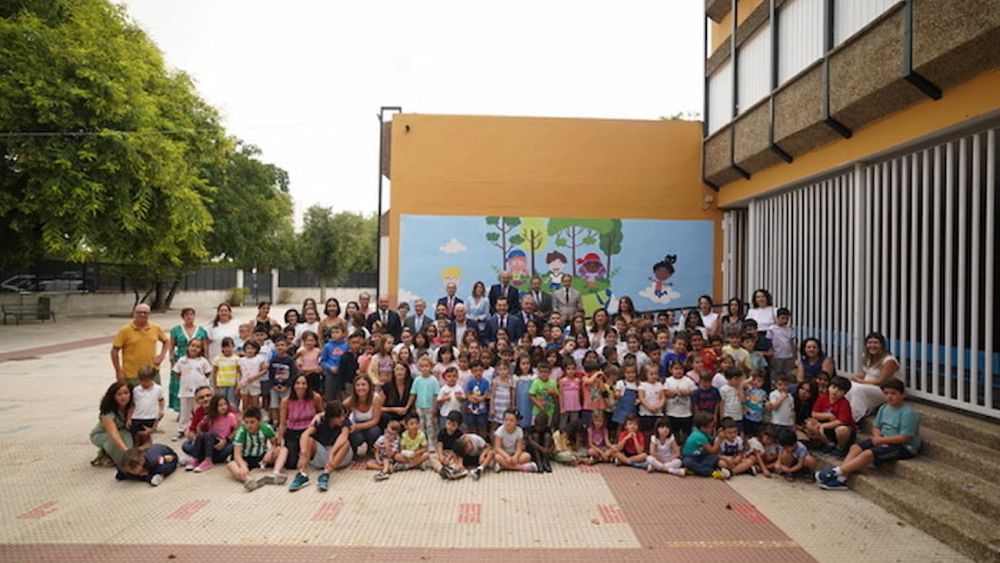 Los únicos árboles del patio del CEIP Juan Ramón Jiménez de Sevilla son los pintados en un mural situado tras Moreno Bonilla, la consejera, los alumnos y profesores, en la foto de familia de este lunes. Los únicos árboles del patio del CEIP Juan Ramón Jiménez de Sevilla son los pintados en un mural situado tras Moreno Bonilla, la consejera, los alumnos y profesores, en la foto de familia de este lunes.