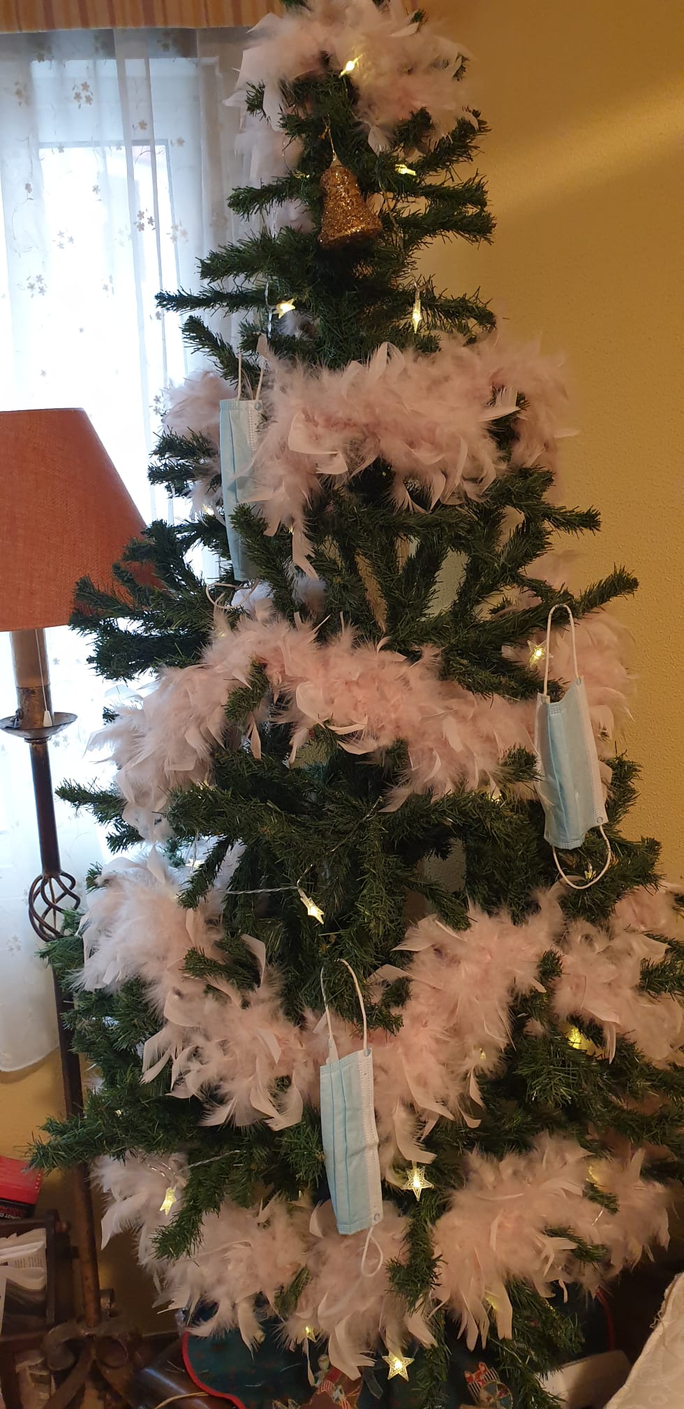 árbol con mascarillas