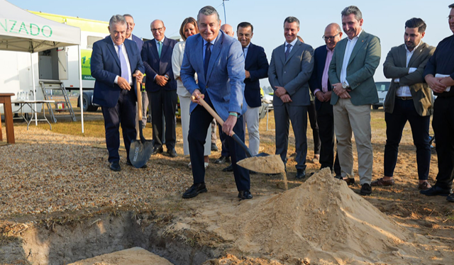 El consejero de Presidencia, Antonio Sanz, y el alcalde de Almonte, Francisco Bella (a su izquierda), el pasado 18 de septiembre durante la colocación de la primera piedra del futuro centr El consejero de Presidencia, Antonio Sanz, y el alcalde de Almonte, Francisco Bella (a su izquierda), el pasado 18 de septiembre durante la colocación de la primera piedra del futuro centr