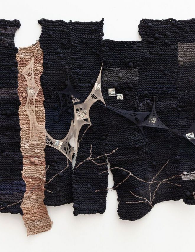 Resting Black Face II, 2021, calzas recicladas, hilo de lana, hilo de algodón y fotografías antiguas de familia y eróticas impresas sobre papel reciclado manchado de té, ©️ Adele Watts