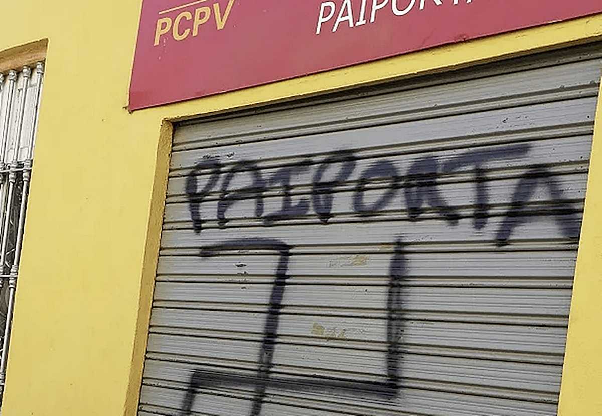 Pintadas neonazis en la sede de EUPV de Paiporta, donde se ha registrado una explosión de odio tras la dana. Pintadas neonazis en la sede de EUPV de Paiporta, donde se ha registrado una explosión de odio tras la dana.