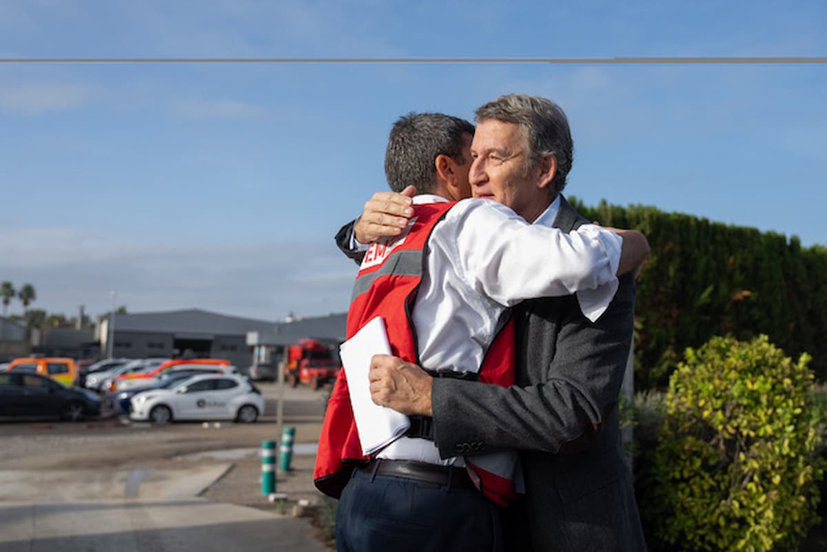 Feijóo y Mazón se funden en un fuerte abrazo tras la dana de Valencia