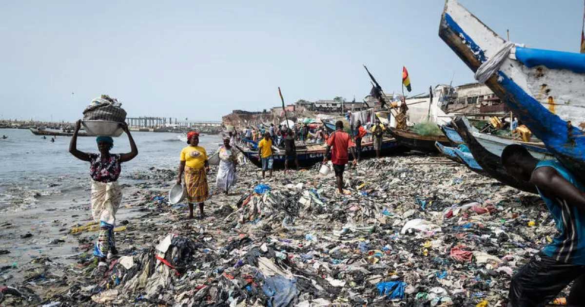 Una de la imágenes que documentan las rutas de la ropa de segunda mano. | Foto: Greenpeace