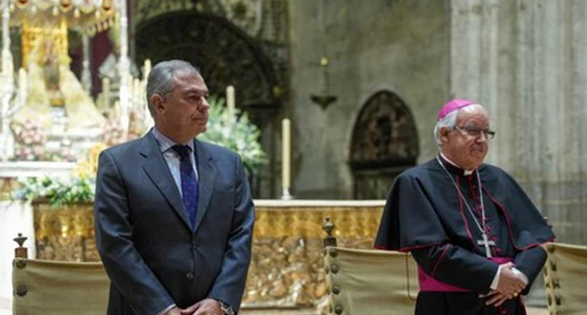 El alcalde de Sevilla y el arzobispo de la ciudad, este miércoles en el acto inaugural del evento religioso. El alcalde de Sevilla y el arzobispo de la ciudad, este miércoles en el acto inaugural del evento religioso.