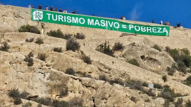 Como final a la manifestación contra la turistificación, convocada por Ecologistas en Acción y a la que se ha adherido la plataforma ciudadana Alicante, dónde vas, se ha desplegado una pancarta en el castillo de Santa Bárbara. | Foto: Ecologistas en Acción Como final a la manifestación contra la turistificación, convocada por Ecologistas en Acción y a la que se ha adherido la plataforma ciudadana Alicante, dónde vas, se ha desplegado una pancarta en el castillo de Santa Bárbara. | Foto: Ecologistas en Acción