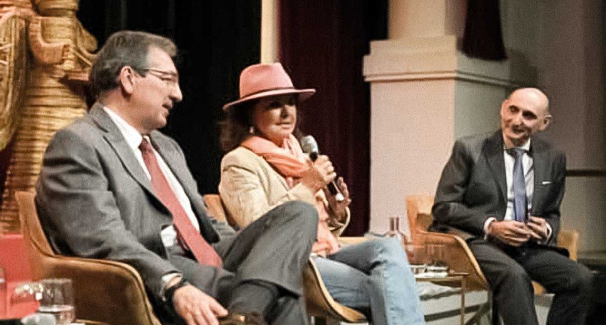 María José Santiago, acompañada por Antonio Pulido y Manuel Marvizón, durante su intervención en la presentación de los Gozos de Diciembre. María José Santiago, acompañada por Antonio Pulido y Manuel Marvizón, durante su intervención en la presentación de los Gozos de Diciembre.