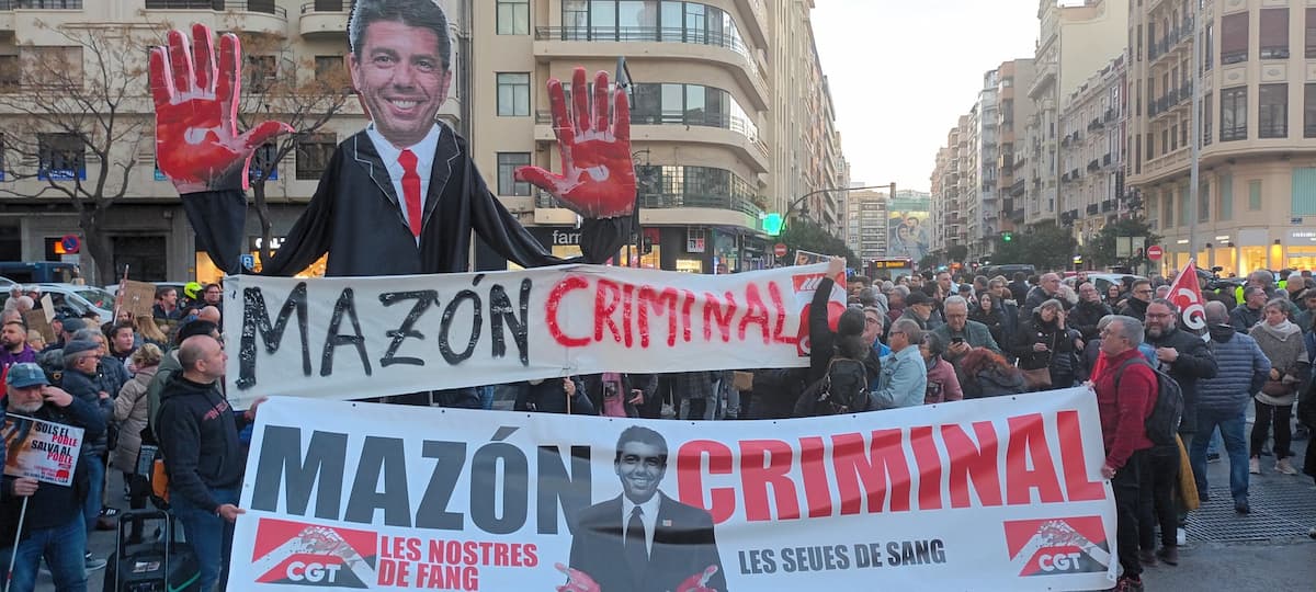 Una gran imagen de Mazón con las manos manchadas de sangre durante las manifestaciones de Valencia. | Foto: CGT País Valencià I Múrcia